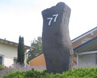 Hausnummer auf Stein